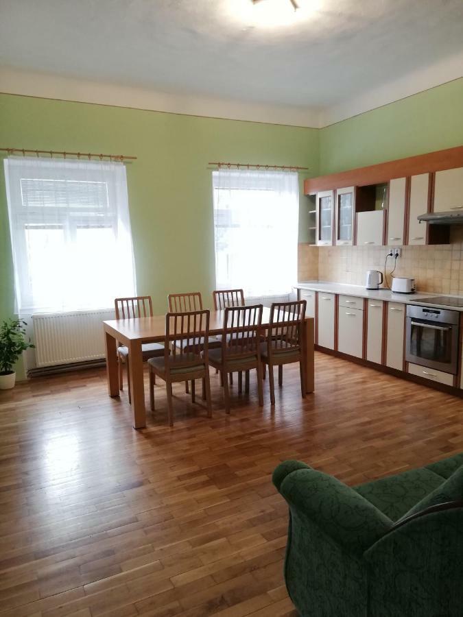 Apartmany Pod Divadlem زنويمو المظهر الخارجي الصورة